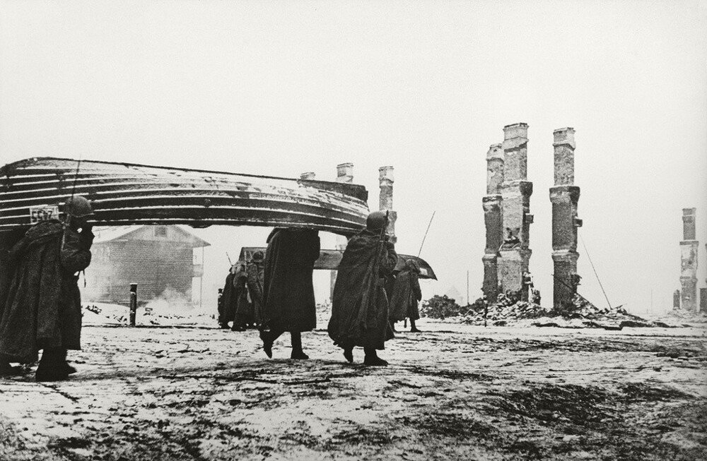 Подготовка к форсированию Невы. 1941 год. Автор: Всеволод Тарасевич. Ленинградская область, поселок Невская Дубровка.