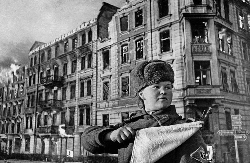 Регулировщица. «Это уже Германия...» 1945 год. Автор: Дмитрий Бальтерманц.