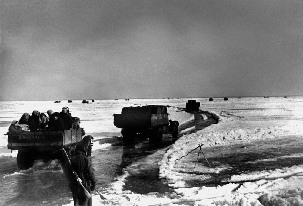 «Дорога жизни» – ледовая трасса через Ладожское озеро. 12 апреля 1942 года. Автор: Рафаил Мазелев.