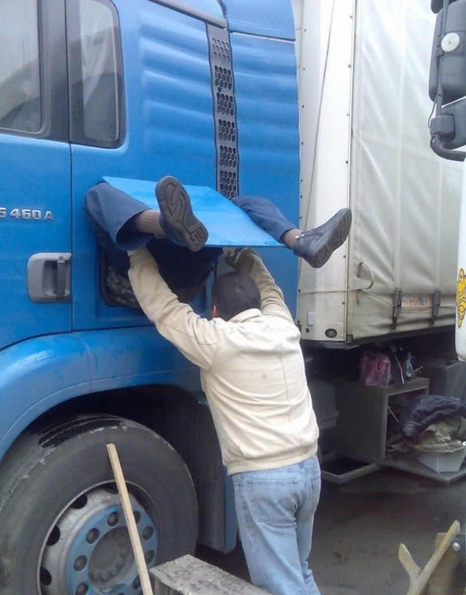 Уникальные кадры: рождение автослесаря из грузовика!