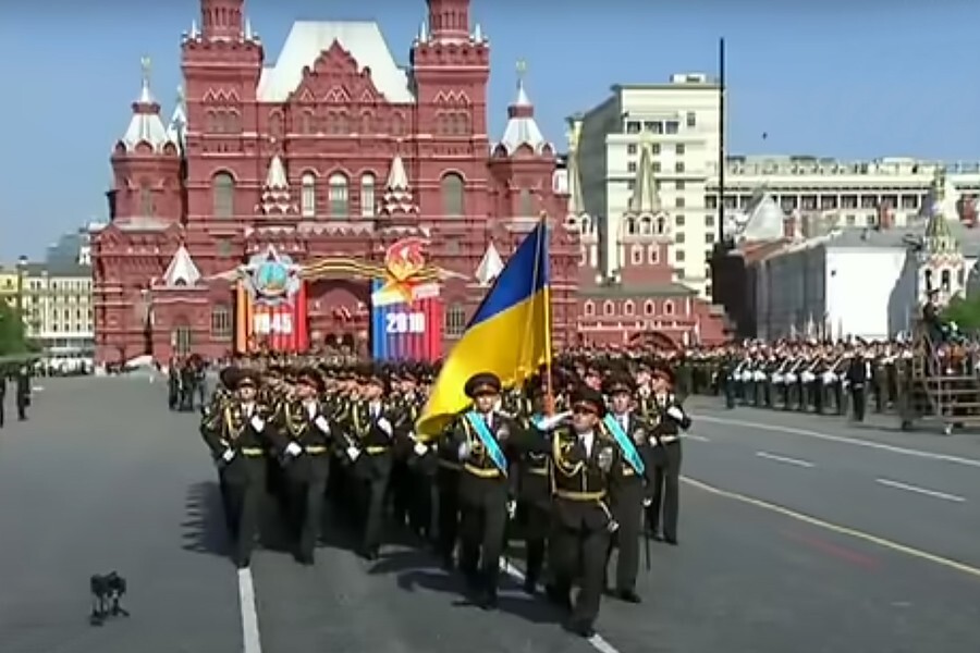 Без оружия и даже без ремней, словно арестованные на гауптвахте
