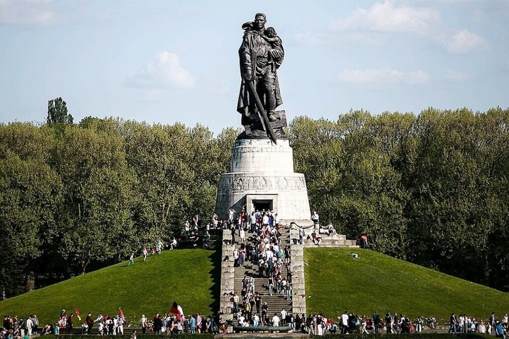 А третий монумент "Воин - освободитель" находится в Берлине, где советский воин-освободитель опустил этот меч