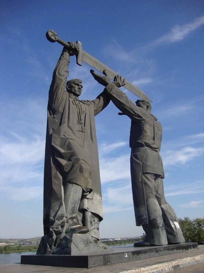 Первая часть "Тыл - фронту" стоит в Магнитогорске около Магнитогорского металлургического комбината, где ковали меч Победы
