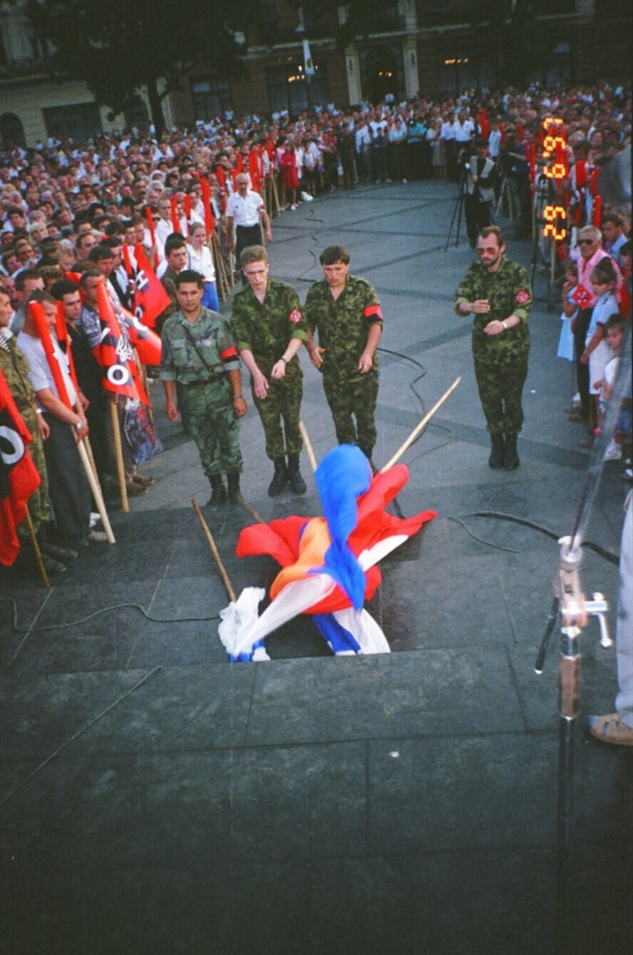 1997 г.  Митинг во Львове, во время которого «унсовцы» бросают на землю флаги недружественных государств, России, Польши и Армении.