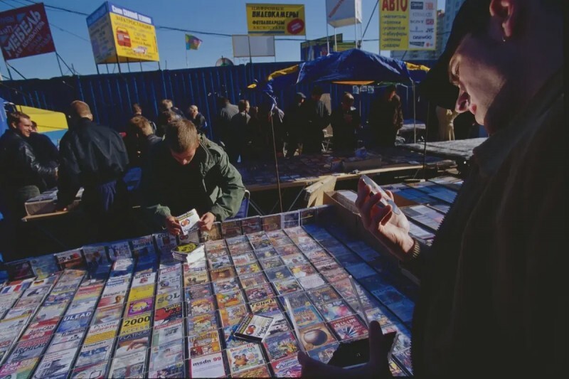 Выбор компьютерных новинок на Митинском радиорынке. Москва, 2000