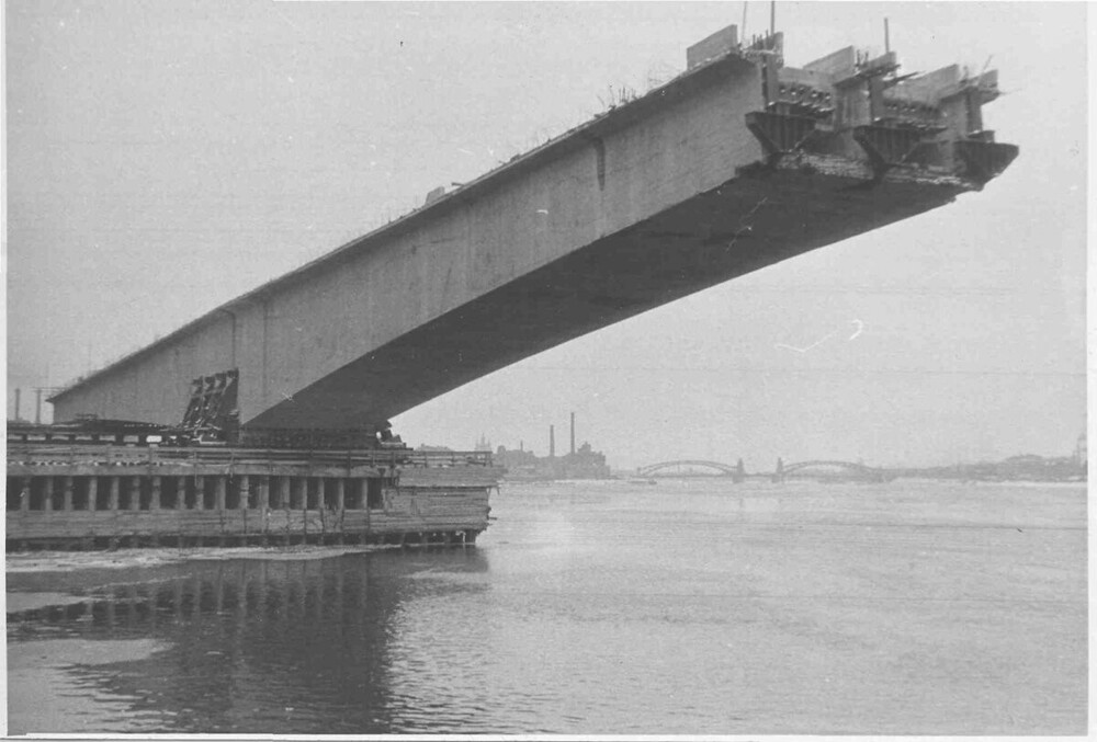Строительство моста Александра Невского.