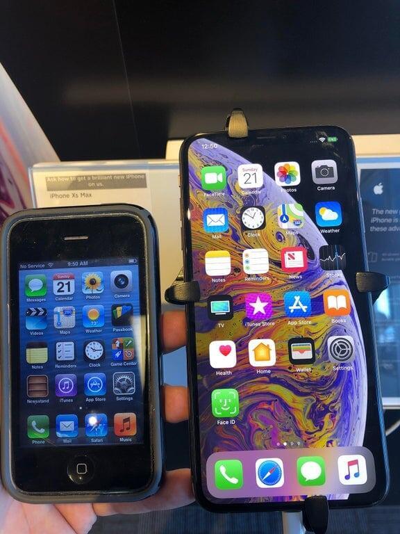 8. Старый iPhone 3GS и iPhone XS Max — между ними 9 лет разницы