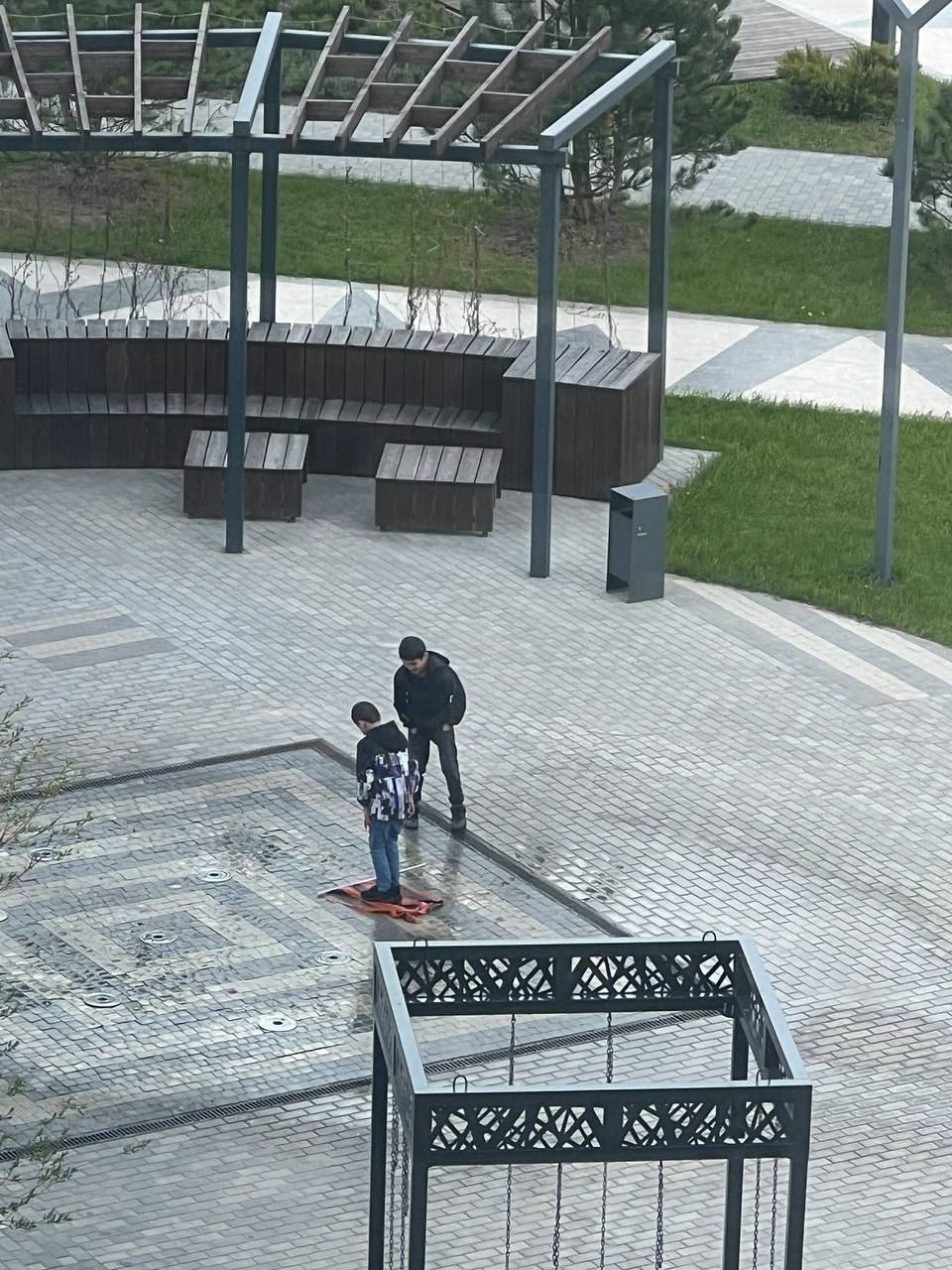 В Обнинске дети иностранных специалистов сорвали и растоптали георгиевский флаг