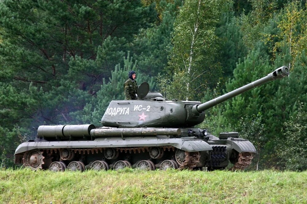 Тяжелый танк ИС-2