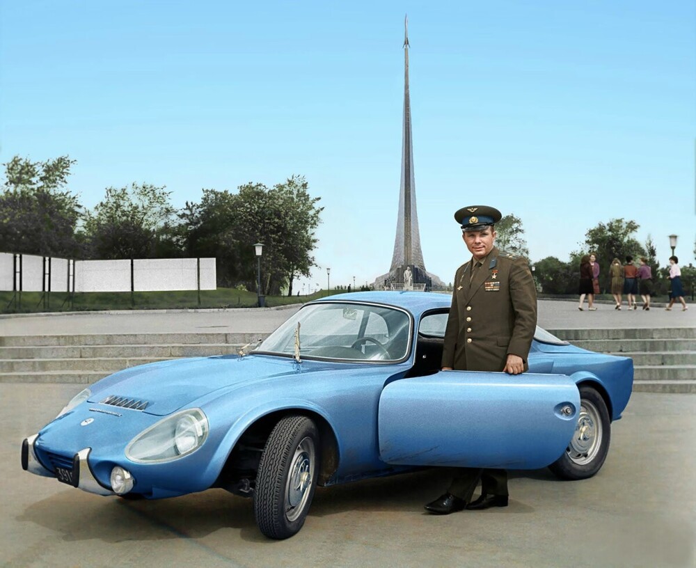В 1965 году Юрий Гагарин побывал во Франции, где посетил выставку автомобилей и авиатехники концерна MATRA