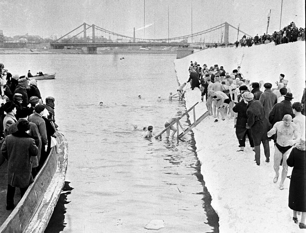 Московские моржи на фоне Крымского моста.