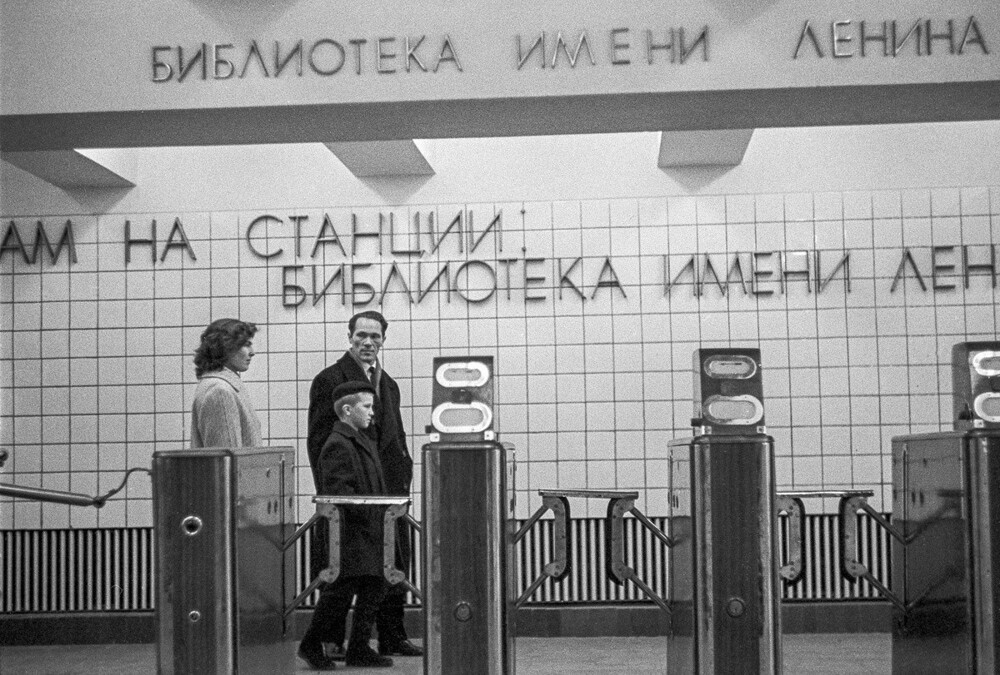 Вестибюль станции метро «Библиотека имени Ленина» и легендарные советские турникеты АКП-1, готовые прищемить безбилетника.