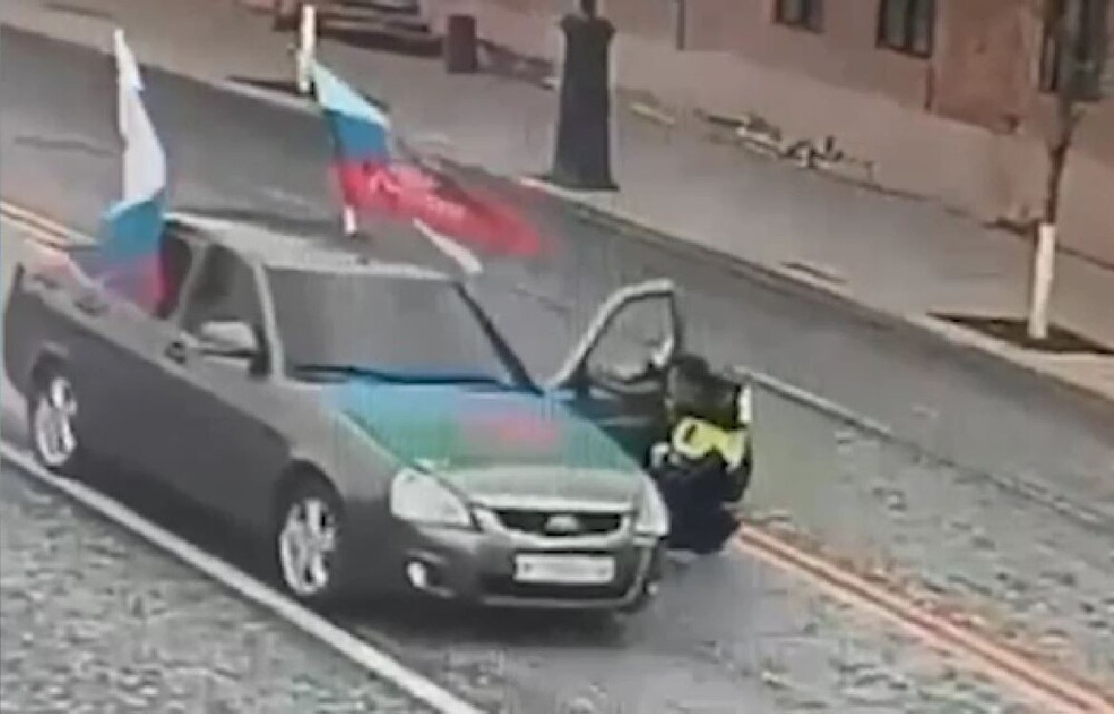 Полицейский проехал десятки метров на двери авто нарушителя