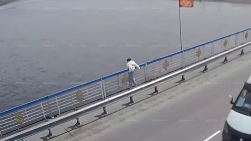 В Туве сотрудник МЧС спас девушку, пытавшуюся прыгнуть с моста