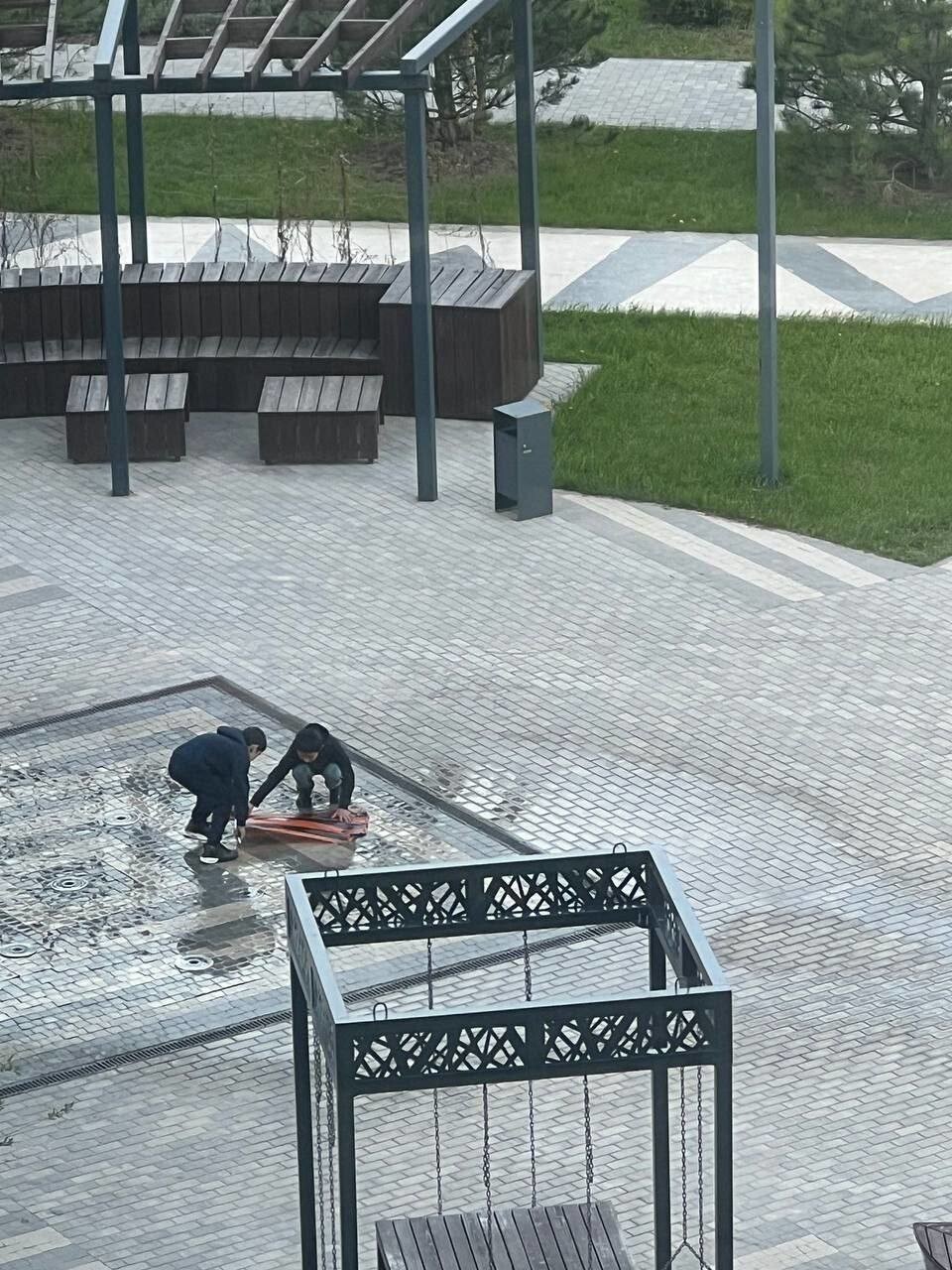 "Я прошу всех, кто кушает хлеб России, не повторять этих ошибок": родители мальчика-мигранта, надругавшегося над георгиевской лентой, попросили прощения
