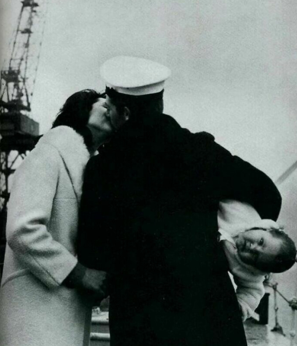 Первая встреча с ребенком после 14 месяцев в море, 1940-е