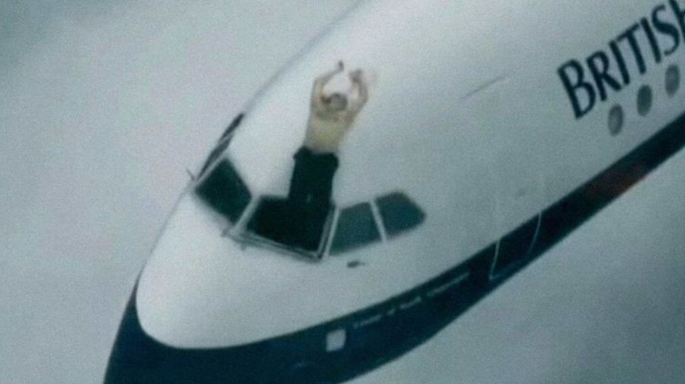 10 июня 1990-го авиалайнер BAC 1-11-528FL отправился в рейс по расписанию. Через 13 минут после взлёта из-за отделения некачественно установленного ветрового стекла командира наполовину выбросило из кабины пилотов