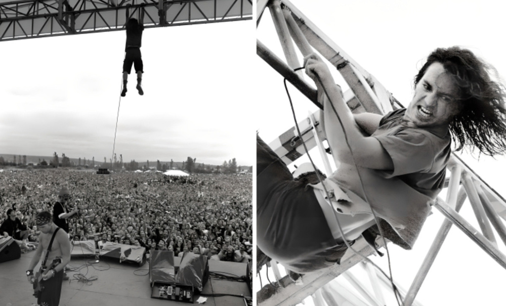 Фронтмен группы Pearl Jam Эдди Веддер висит на стропилах, концерт 1992-го