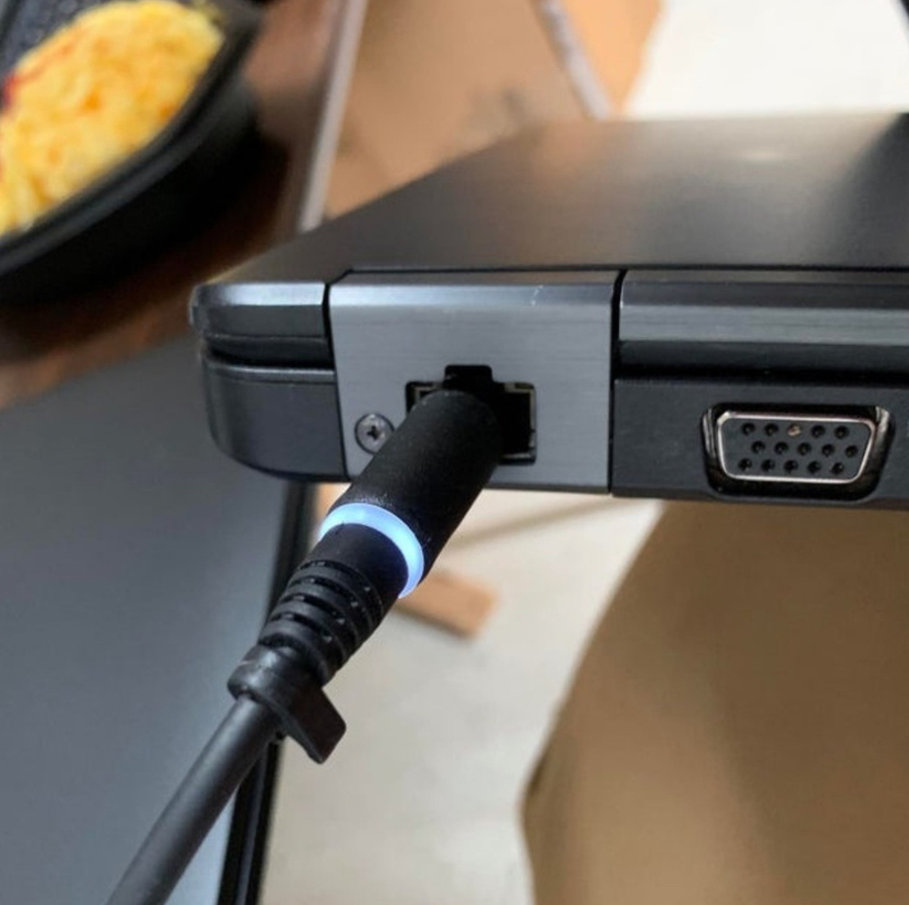 Умелые руки могут и штекер зарядки воткнуть в гнездо Ethernet