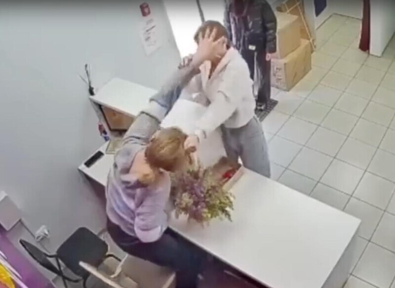 В Омске клиентка устроила драку в ПВЗ после просьбы не парить в помещении