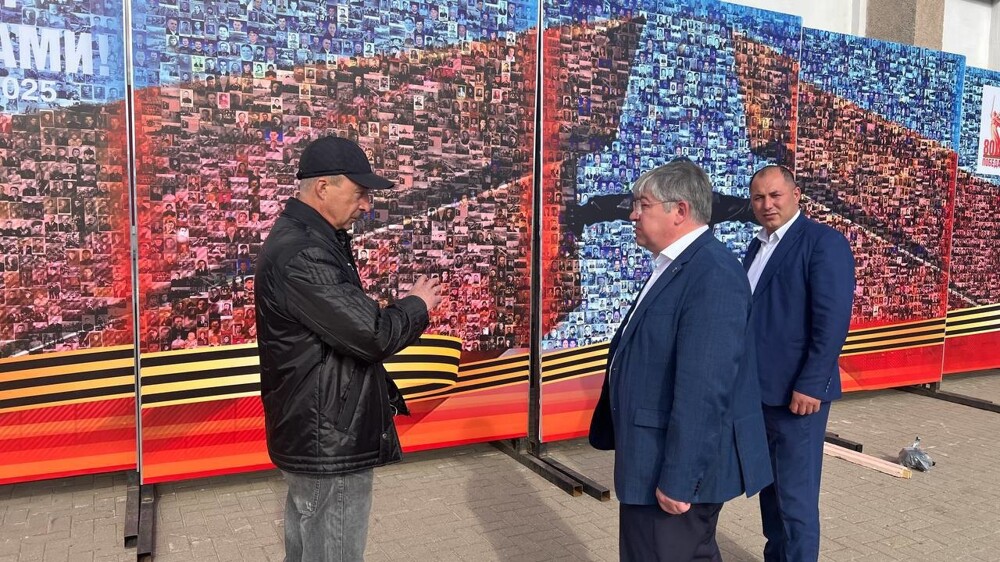 "Может, чей-то родственник?": на панно "Курская битва" в Железногорске попало фото порноактёра Уильяма Херрингтона