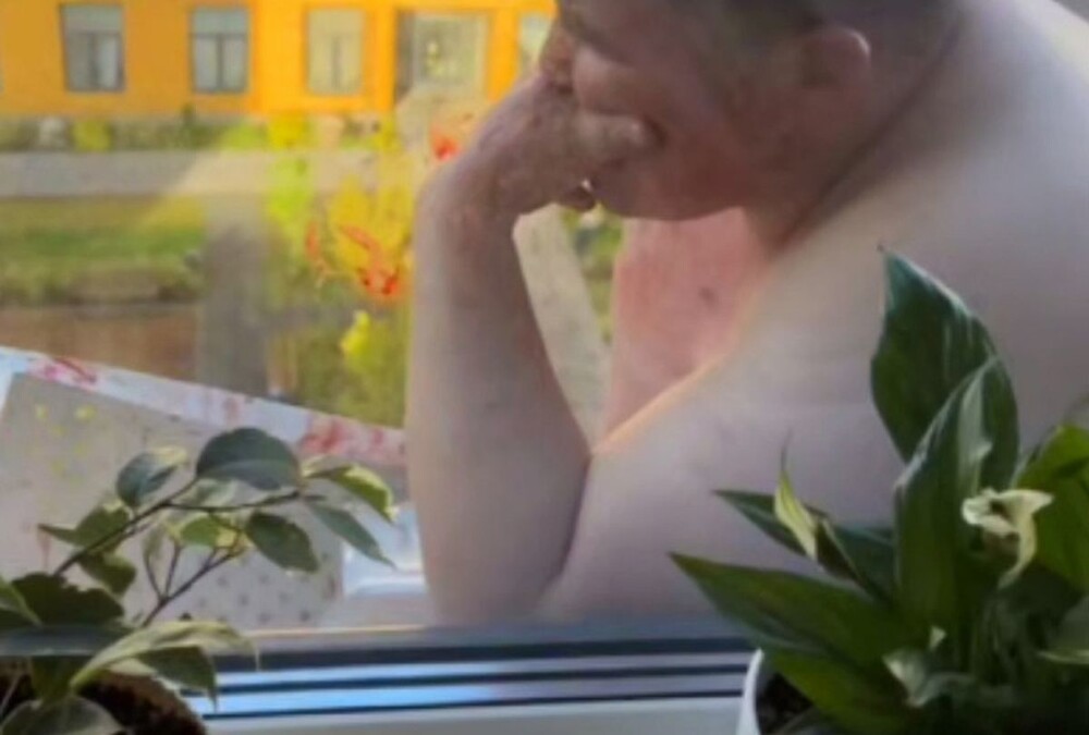 В Подмосковье спасатели помогли мужчине, упавшему на чужой кондиционер