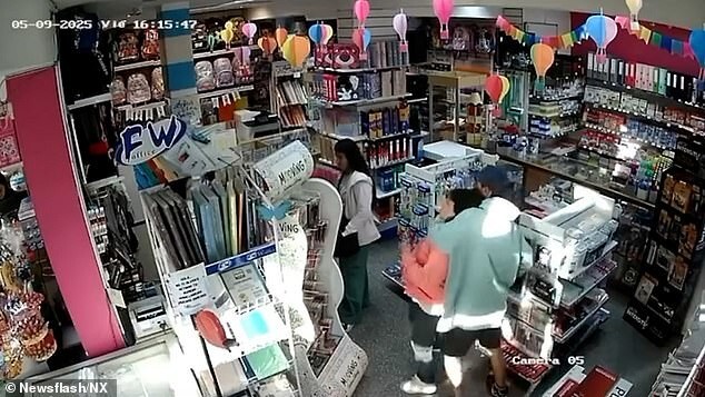Женщины избили вора в магазине