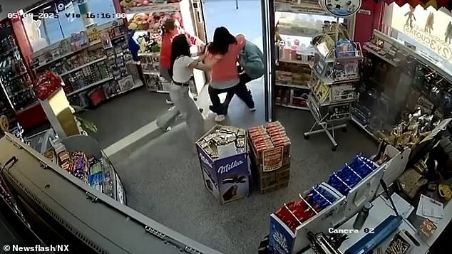 Женщины избили вора в магазине