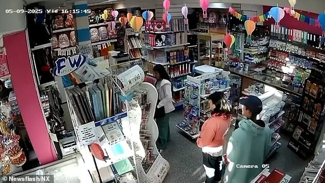 Женщины избили вора в магазине