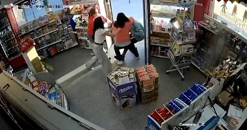 Женщины избили вора в магазине