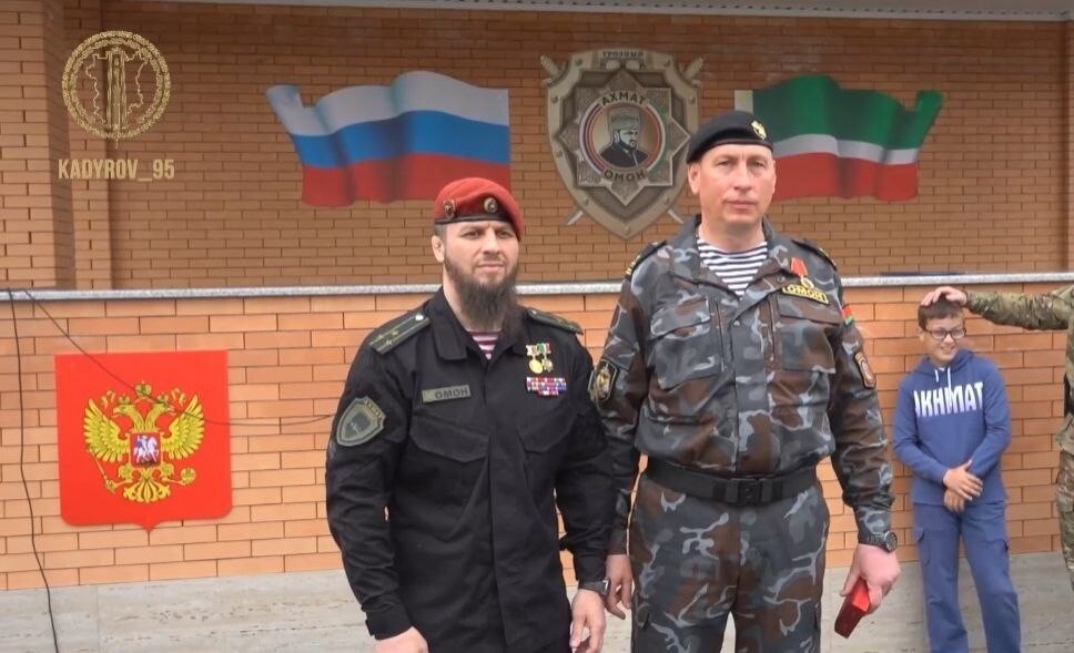 "Кто за это понесёт ответственность?": блогеры раскритиковали награждение Адама Кадырова на фоне искаженного герба России