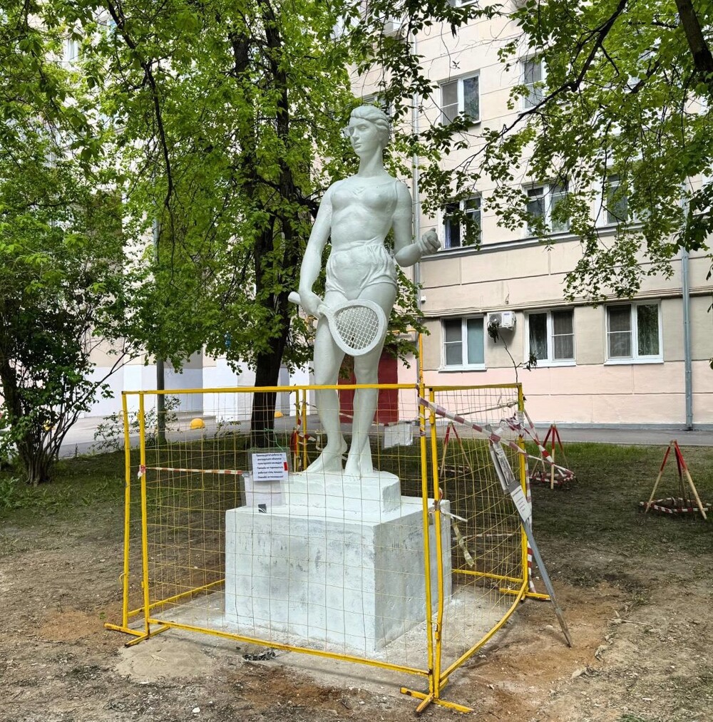 После 30 лет в земле. История закопанной статуи теннисистки и её недавней реставрации