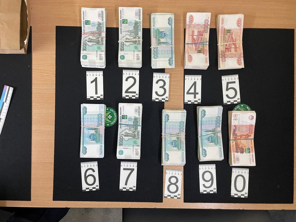 Мужчина украл рюкзак с двумя миллионами на ленте досмотра