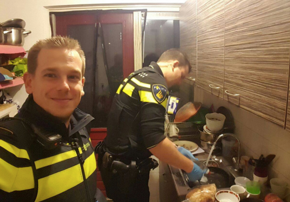 3. Парамедики не только отвезли мать троих детей в больницу, но и вымыли её посуду — ей пока не до этого