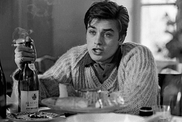 Канны, Ален Делон с бутылкой, 1959 год.
