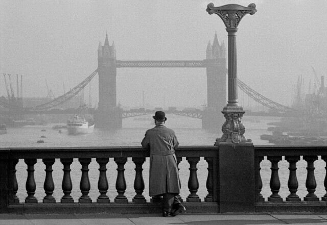 Лондон, Тауэрский мост, вид с Лондонского моста, 1955 год.