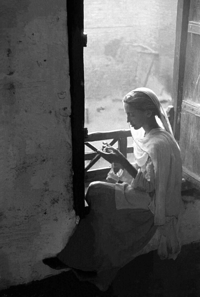 Карачи, Пакистан, молодая женщина у окна, 1952 год.