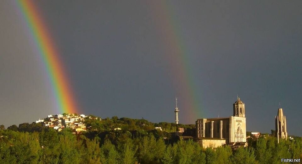 На город упала радуга