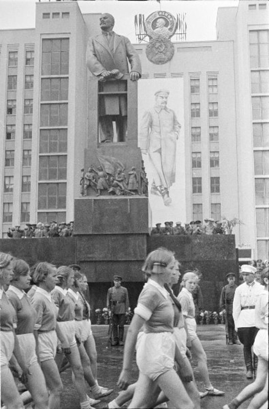 Физкультурный парад,  1935 год. Автор: Эммануил Евзерихин.