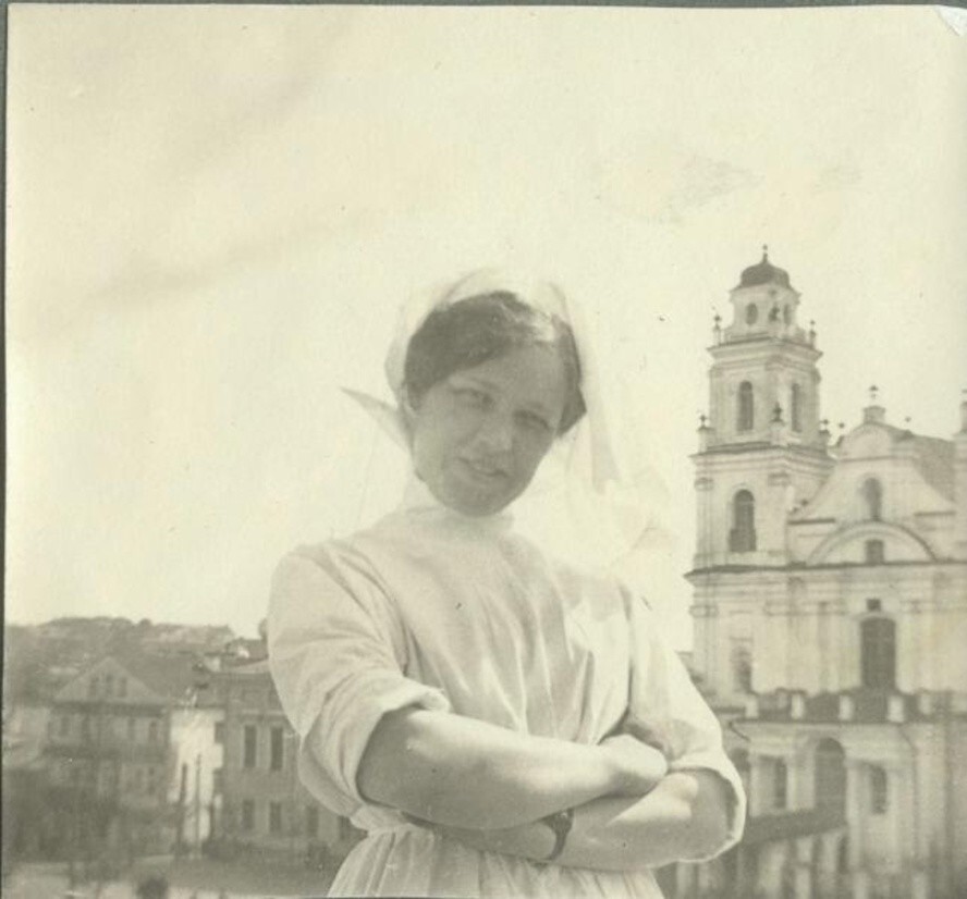 Медсестра на фоне костела Пресвятой Девы Марии в Минске. 1914–1918 годы