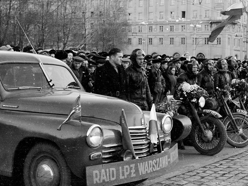 Участники мотопробега Москва – Варшава – Москва в Минске. Команда ДОСААФ СССР. 4 мая 1955 года. Автор: Валентин Хухлаев.