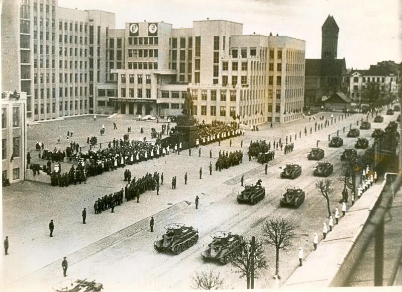 Советские танки в столице Белоруссии. 1935 год.