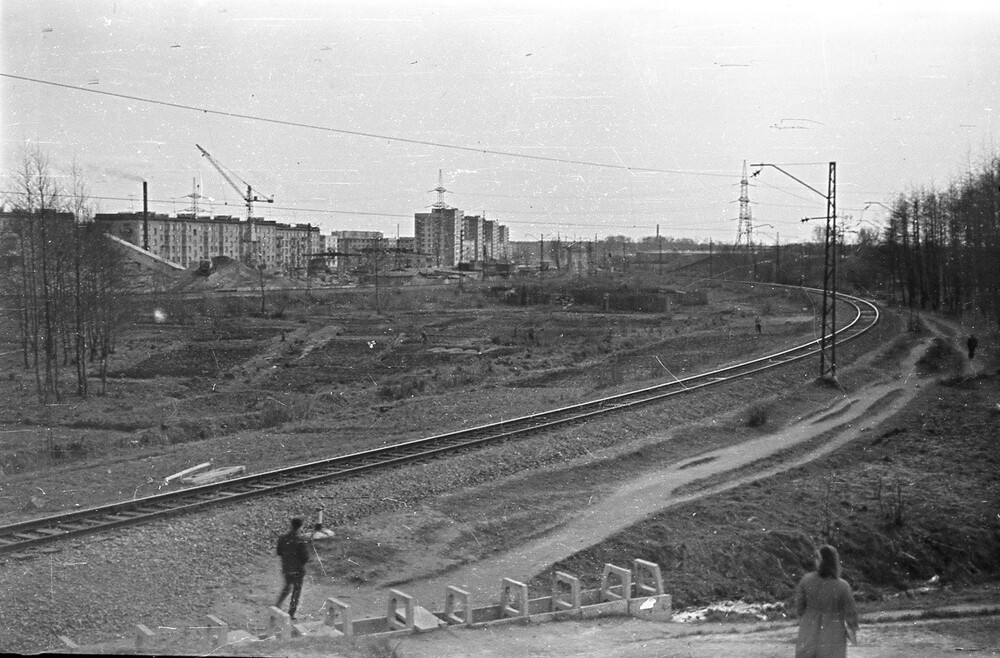 Вид на застройку улицы Матроса Железняка. Теперь здесь стройные ряды гаражей.