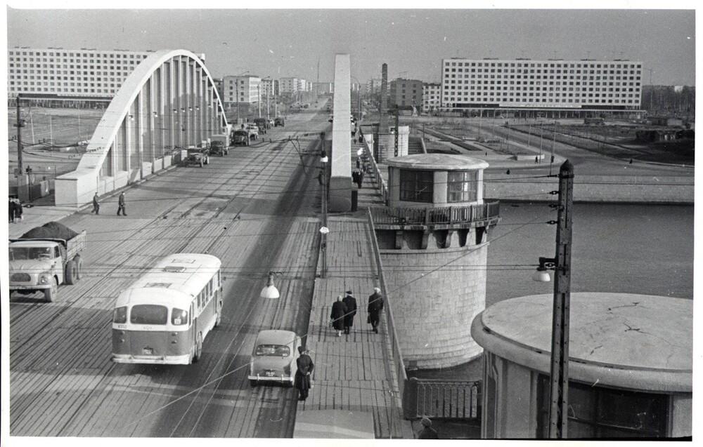 Практически уникальная фотография старого Володарского моста, сделанная сверху. Заодно и деревянный настил прекрасно виден.
