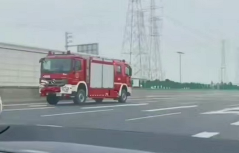 В Китае представили необычную двустороннюю пожарную машину, способную двигаться вперёд и назад без разворота