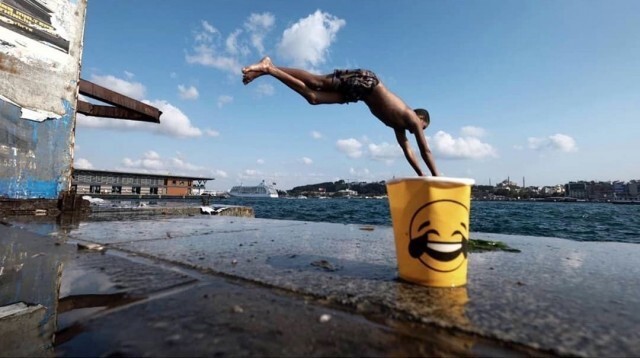 Нырнуть в стакан. Фотограф Серкан Текин