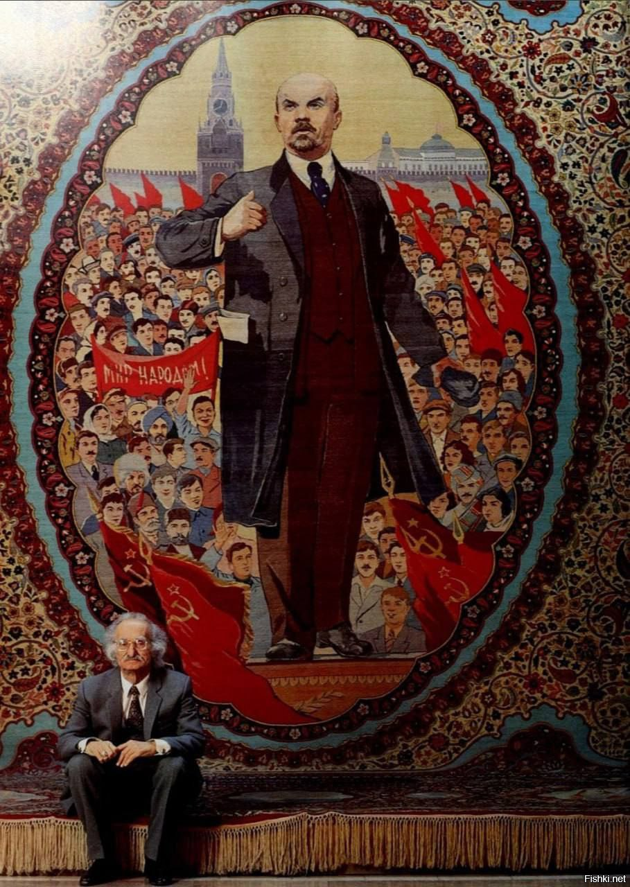 Латиф Каримов, азербайджанский ковровщик, перед одним из своих творений
