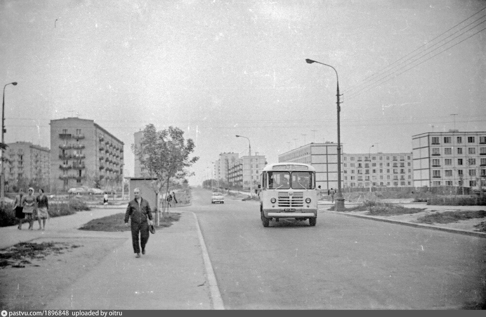 А это уже Измайлово. На фото - 13-я Парковая улица у пересечения с Сиреневым бульваром.