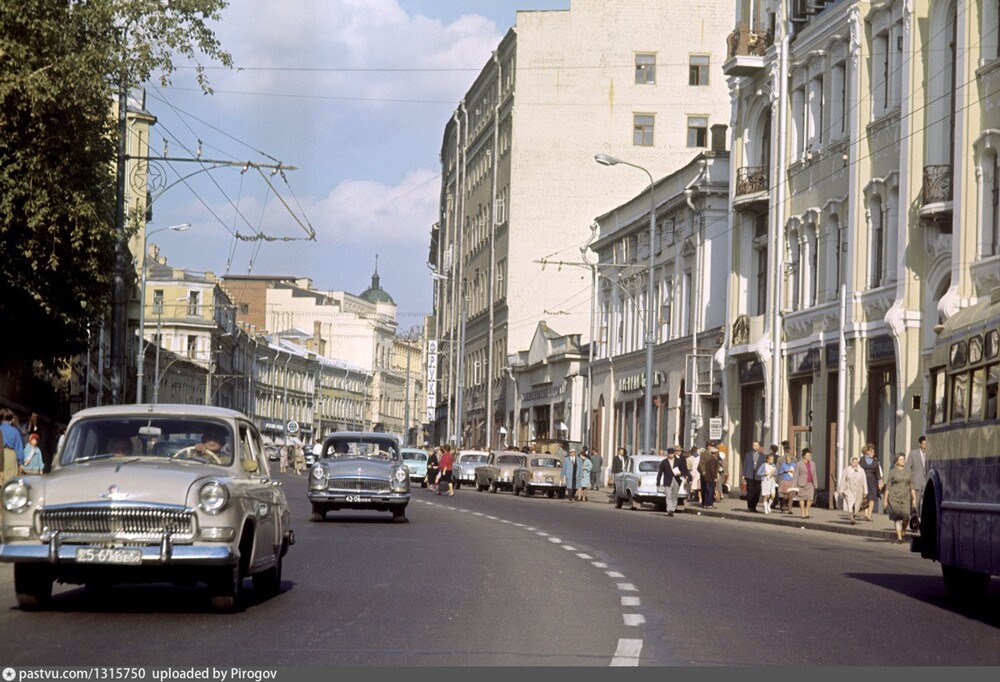 А таким в 1966 году, ещё до реконструкции, был ныне пешеходный Арбат