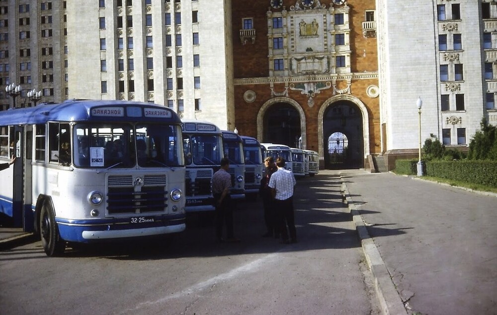Автобусы ЗиЛ-158 на площади перед зданием МГУ.